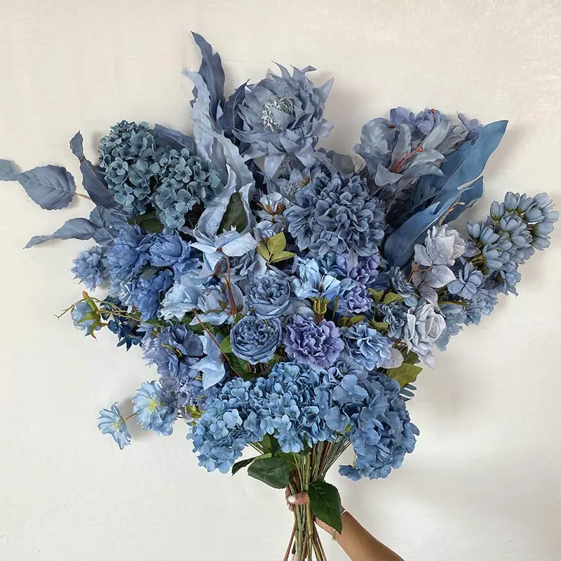 ดอกไม้ผ้าไหมเทียมสีน้ำเงินเข้มที่สง่างามเปลี่ยนเทรนด์การตกแต่งสมัยใหม่อย่างไร?